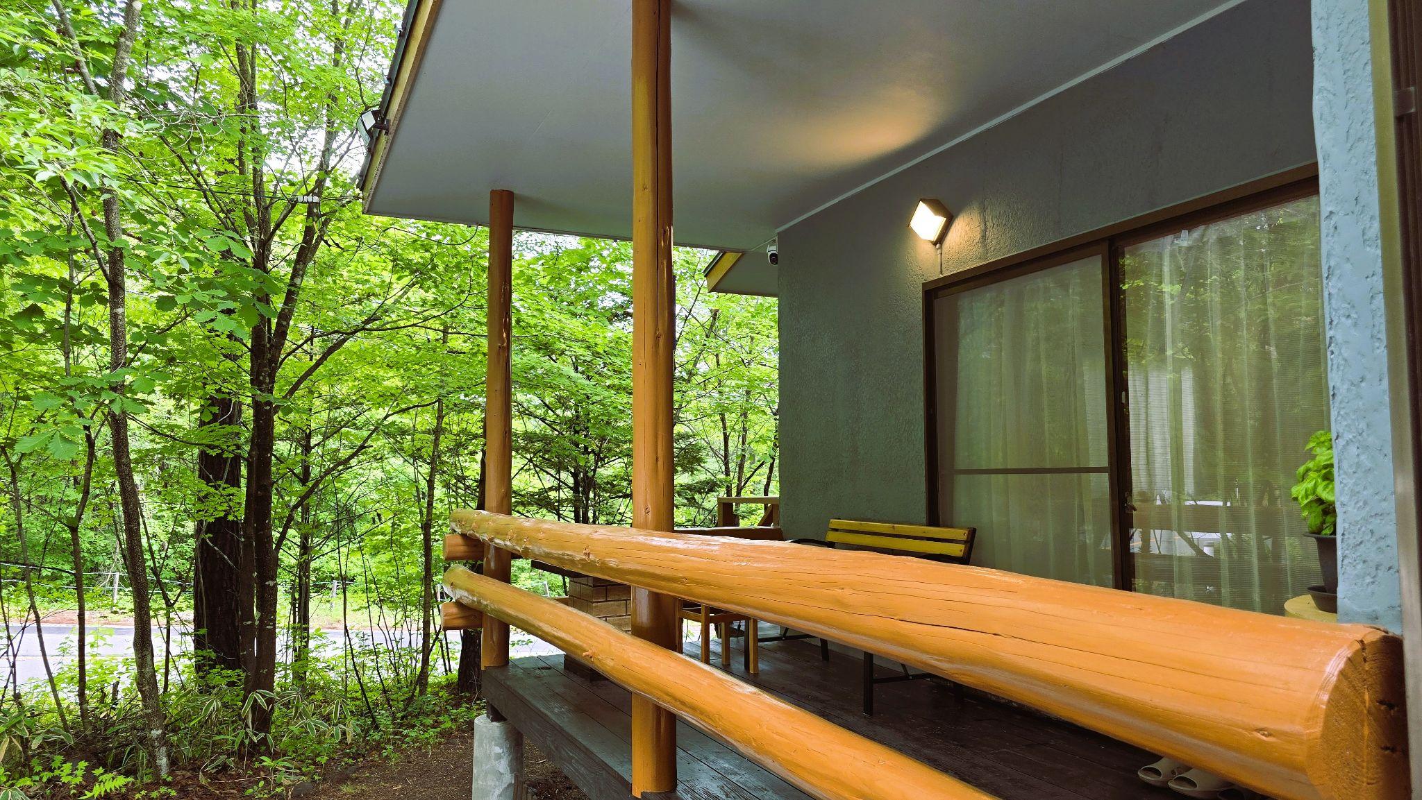 夜の灯りに包まれたBase Cabin